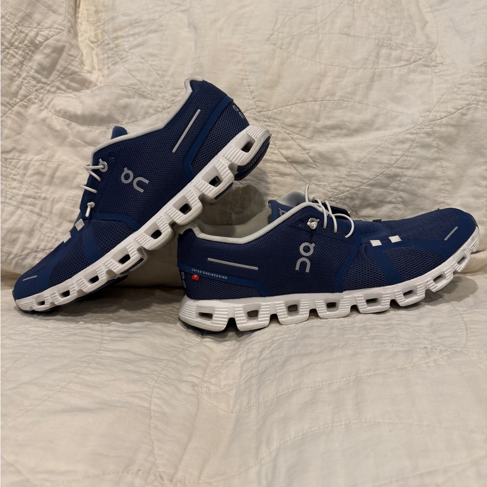 On Cloud 5 running shoes - Women’s size 10.5 - Worn twice